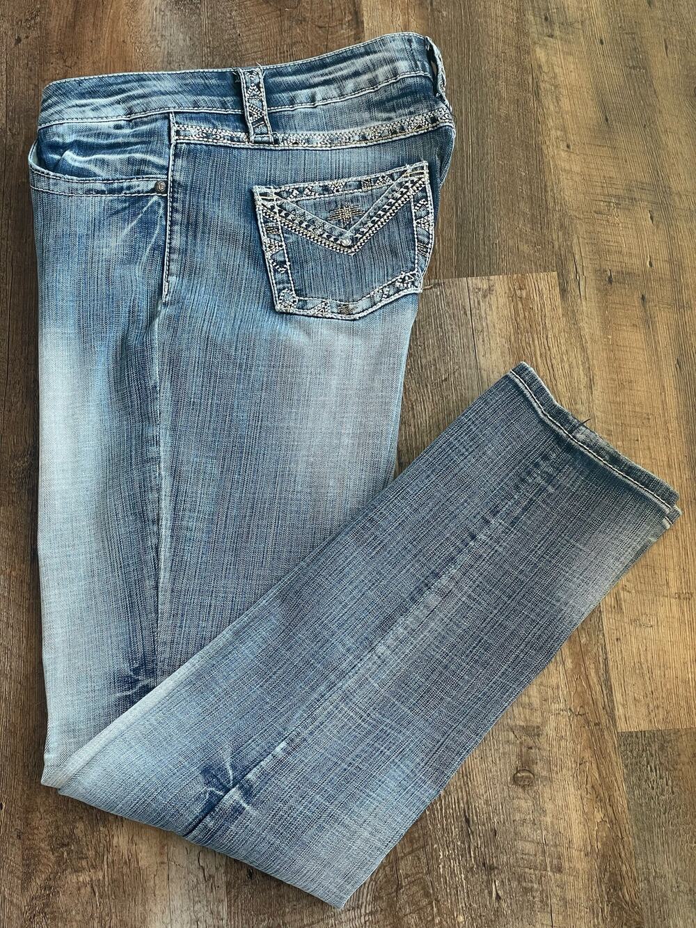 Cowgirl Up! ladies jeans, lightwash bedazzled 32/34 straight leg